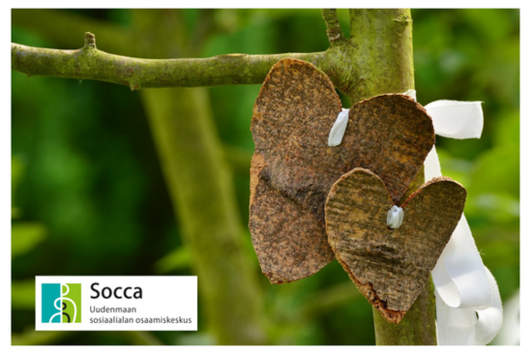 Puunoksa jossa kaksi kaarnasydäntä ja logo tekstillä Socca Uudenmaan sosiaalialan osaamiskeskus